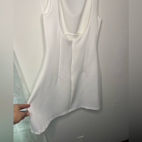 Elegant White Sleeveless Dress with Open Back - Picture 11 of 12